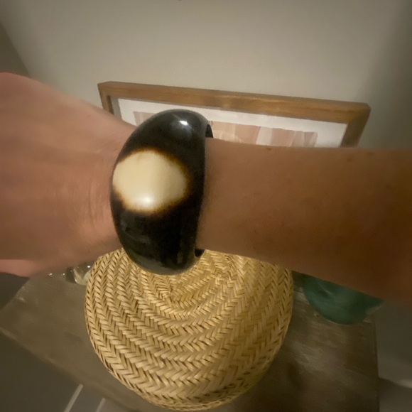 Jewelry - Acrylic Bone Look Black and Cream Bangle